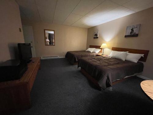 Cama ou camas em um quarto em Fletchy's Pictured Rocks Resort