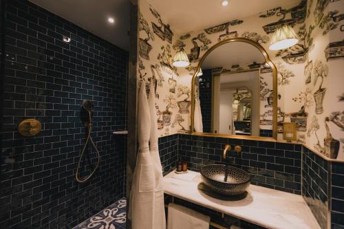 uma casa de banho com um lavatório e um espelho em The Leinster em Dublin