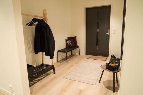 een kamer met een hal met een kast en een spiegel bij Helsesenterveien 7N in Haugland