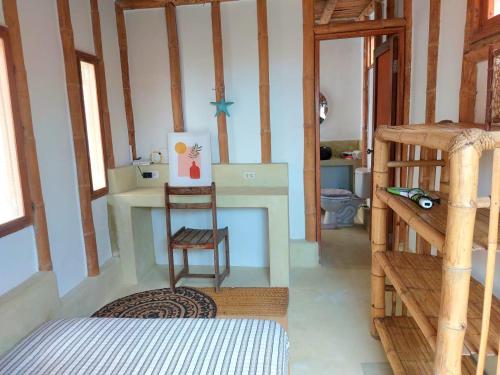 Zimmer mit einem Bett, einem Schreibtisch und einem Stuhl in der Unterkunft Casita Privada Máncora - Playa & Piscina in Máncora