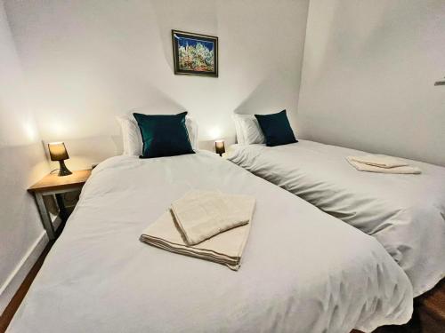2 camas individuais num quarto com 2 candeeiros em Immaculate 2-Bed Apartment Town Centre em Cheltenham