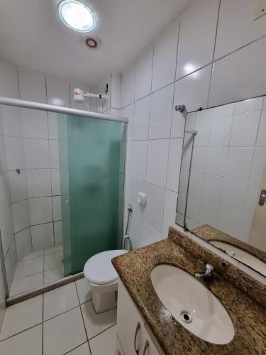 a bathroom with a sink and a toilet at Guarapari Praia - 2 quartos 1 banheiro ar condicionado in Guarapari