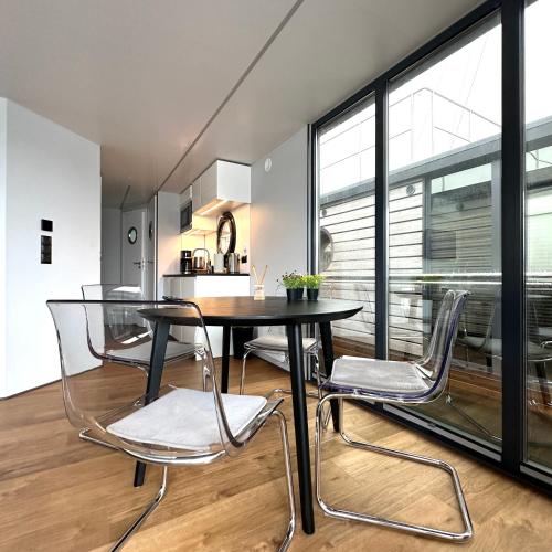 a kitchen and dining room with a table and chairs at La Mare Resort in Gothenburg