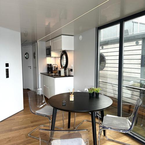 a kitchen and dining room with a table and chairs at La Mare Resort in Gothenburg
