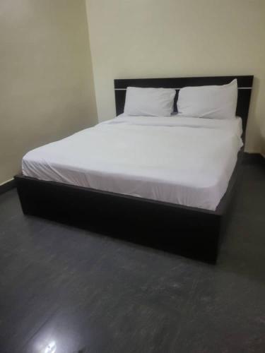 Postel nebo postele na pokoji v ubytování KINGS AVENUE SERVICE APARTMENTS