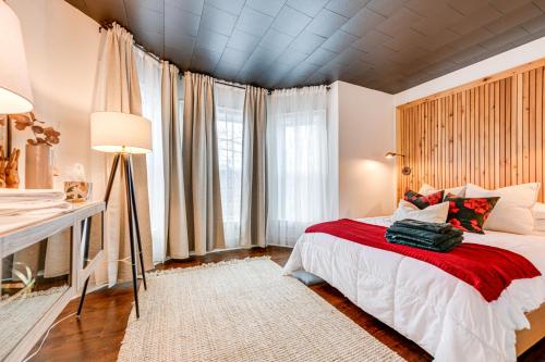 1 dormitorio con 1 cama con manta roja en Historic Buffalo Row House Near Delaware Park, en Buffalo