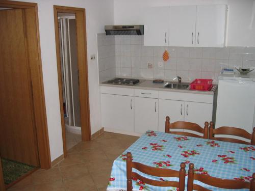 Η κουζίνα ή μικρή κουζίνα στο Apartment Orbanić Cres