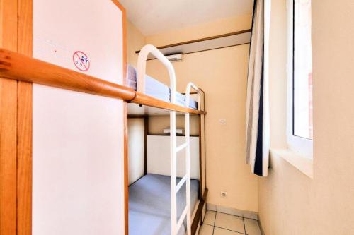 - un lit superposé dans une petite maison dans l'établissement Résidence le Hameau de Cap Esterel - maeva Home - Studio 4 personnes - Sélection MAE-9301, à Saint-Raphaël