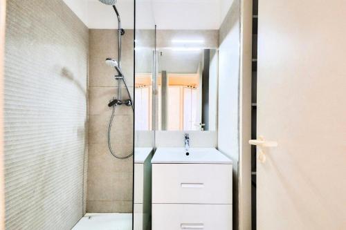 une salle de bain avec une douche avec un lavabo et un miroir dans l'établissement Résidence le Hameau de Cap Esterel - maeva Home - Studio 4 personnes - Sélection MAE-9301, à Saint-Raphaël