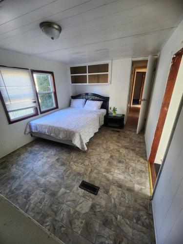 ein Schlafzimmer mit einem Bett und Fliesenboden in der Unterkunft Westfield's choice in Westfield