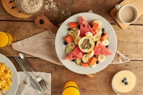 - un bol de fruits et de céréales avec des fruits et des bananes dans l'établissement Genesis Hotel, à Sincelejo