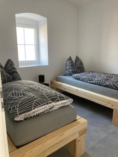 two beds sitting next to each other in a room at Ferienwohnung Zweinig 04 in Roßwein