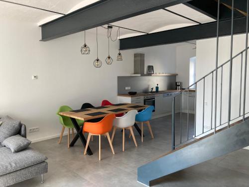 a kitchen and dining room with a table and chairs at Ferienwohnung Zweinig 04 in Roßwein
