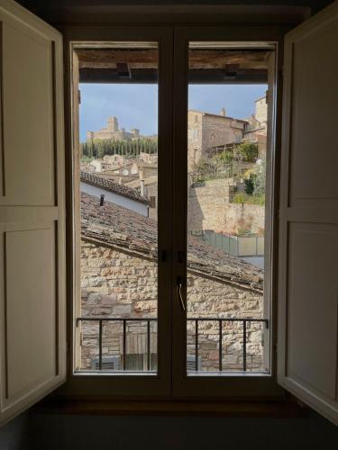 ein Fenster mit Blick auf eine Stadt durch sie hindurch in der Unterkunft GG Apartments Assisi in Assisi