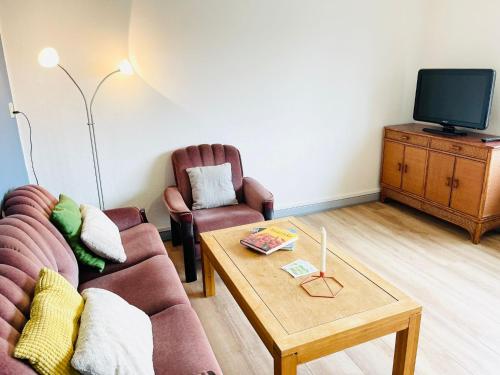 - un salon avec deux canapés et une table basse dans l'établissement Scandinavian Apartment Hotel- Torsted 1 - 2 room apartment, à Horsens