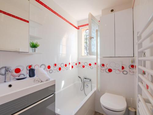 une salle de bain blanche avec des toilettes et un lavabo dans l'établissement Apartment La Nuit de Mai-6 by Interhome, à Saint-Aygulf