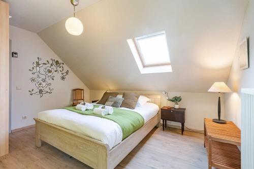 - une chambre dotée d'un lit avec deux ours en peluche dans l'établissement Rustic family holiday home for up to 8 people located in the green of the countryside, à Furnes