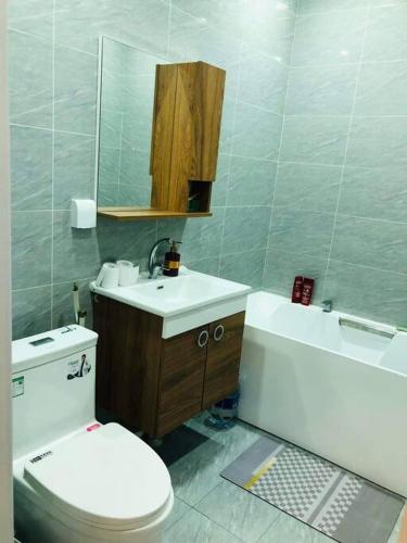 ein Badezimmer mit einem WC, einem Waschbecken und einem Spiegel in der Unterkunft Selbe Apartment "USA Embassy proximity" in Ulaanbaatar