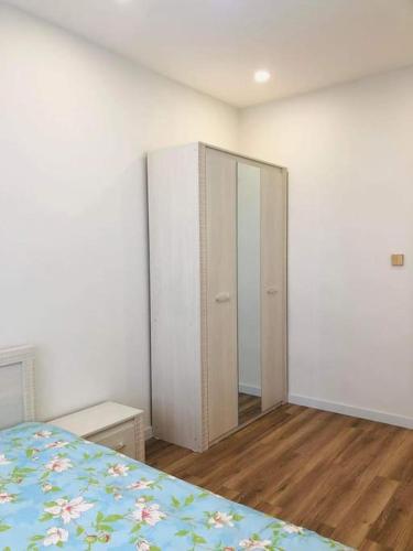 ein Schlafzimmer mit einem Bett und einem Schrank darin in der Unterkunft Selbe Apartment "USA Embassy proximity" in Ulaanbaatar