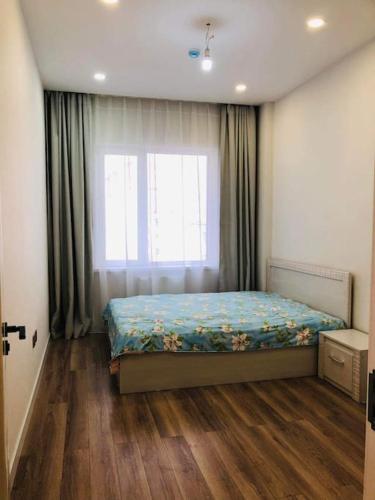 1 dormitorio con 1 cama frente a una ventana en Selbe Apartment "USA Embassy proximity", en Ulán Bator