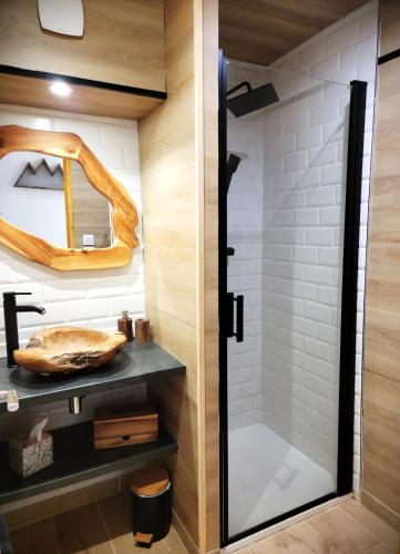 une salle de bain avec douche et lavabo dans l'établissement Chalet Mondego, paisible et tout confort, à Gérardmer