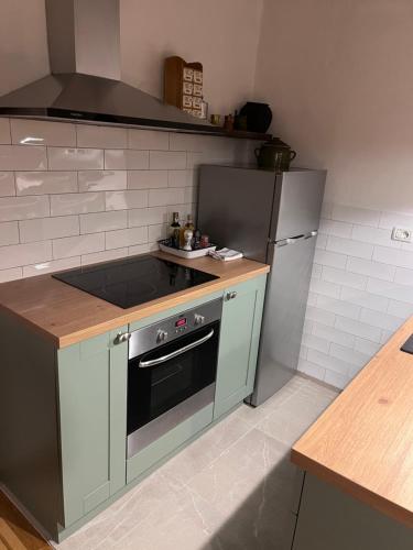 uma cozinha com um fogão e um frigorífico em Apartment Capo D'Istria em Koper