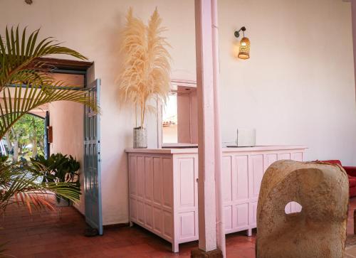 a living room with a counter and a plant at Aura Hotel Parque Barichara By Infinity in Barichara