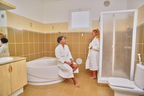 アンタナナリボにあるSara Chambre d'hôtesの浴槽に座る女性2名