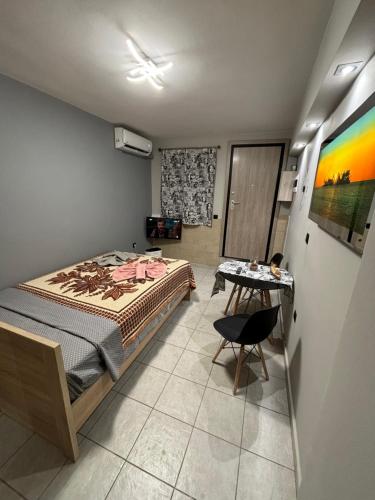 ein Schlafzimmer mit einem Bett und einem Tisch darin in der Unterkunft JORDANS ROOM 12 in Thessaloniki