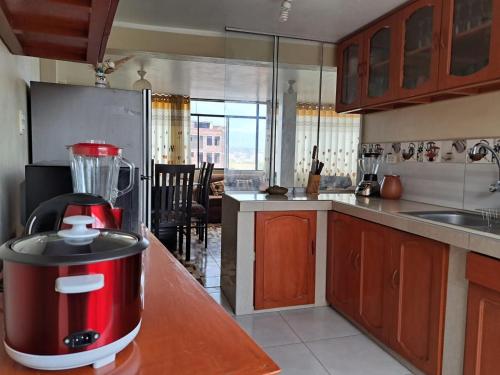 een keuken met een rode blender op een aanrecht bij Departamento de 3 pisos a 9 cuadras de la plaza in Ayacucho