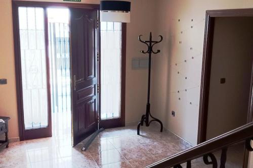 um quarto com uma parede de escalada e uma porta em Casa Rural Las Parras 48 em Malpartida de Cáceres