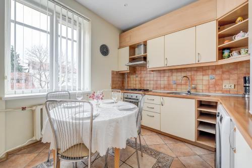 eine Küche mit einem Tisch mit Stühlen und einem Waschbecken in der Unterkunft Old Town Apartment Antokolskio in Vilnius