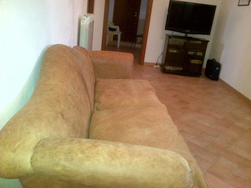 a brown couch in a living room with a television at Nonna Alda in Spoleto