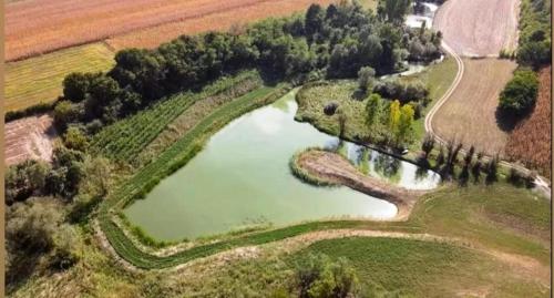 - une vue aérienne sur un étang sur un parcours de golf dans l'établissement Etno kuća Mezul, 
