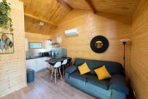 ein Wohnzimmer mit einem Sofa und einer Küche in der Unterkunft Chalet d'Aroeira in Corroios
