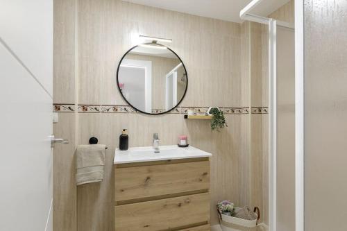La salle de bains est pourvue d'un lavabo et d'un miroir. dans l'établissement Apartamento Carmela, à Monachil