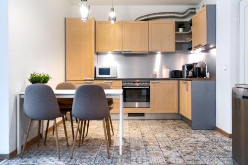Кухня или мини-кухня в City center apartment with free parking and sauna
