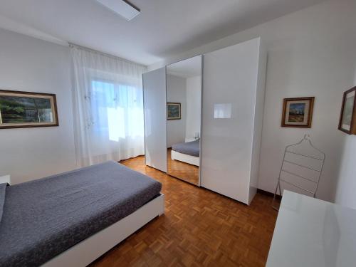 波隆那的住宿－King 35，一间卧室配有一张床和一面大镜子