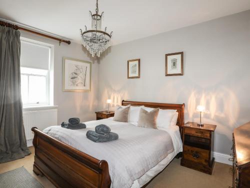 - une chambre avec un lit et des serviettes dans l'établissement Morlais, à Beaumaris