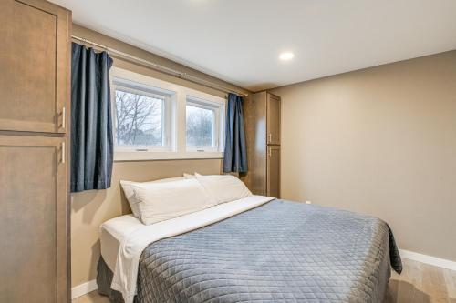 een kleine slaapkamer met een bed en een raam bij Newly Renovated Maine Retreat Deck with Ocean View! in Lubec