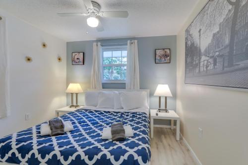 1 dormitorio con 1 cama azul y blanca y 2 lámparas en Englewood Apartment with Shared Pool 1 Mi to Beach en Englewood