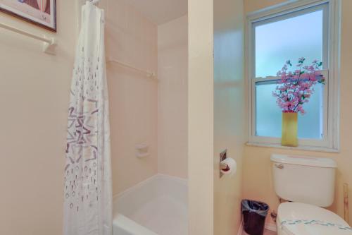 baño con ducha y aseo y ventana en Englewood Apartment with Shared Pool 1 Mi to Beach en Englewood
