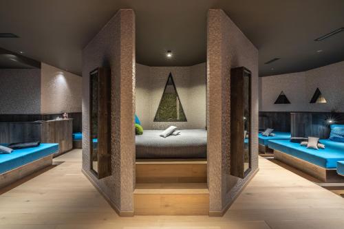 Una cama o camas en una habitación de Hotel Ravelli Luxury Spa