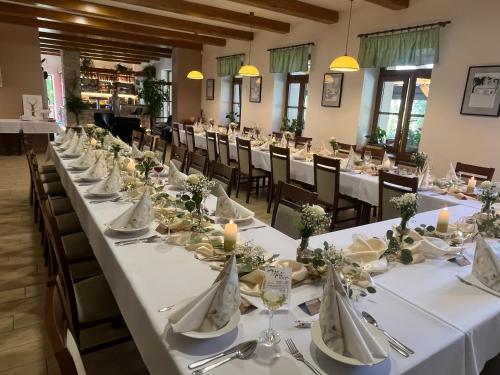 rzędu stołów w restauracji z białą pościelą w obiekcie Hospůdka na konci světa w mieście Odry