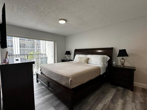 um quarto com uma cama e uma grande janela em Le Cartier Apartments Sunny Isles em Sunny Isles Beach
