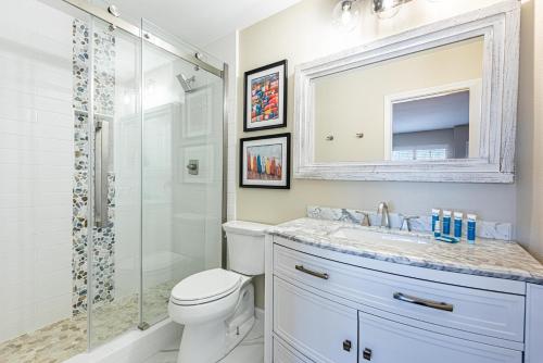een badkamer met een toilet, een douche en een wastafel bij Fairways 287 (2G) - 3BR 3BA - (10) in Coffeyville