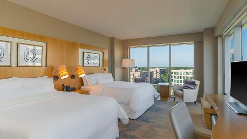 Ένα ή περισσότερα κρεβάτια σε δωμάτιο στο The Westin at The Woodlands