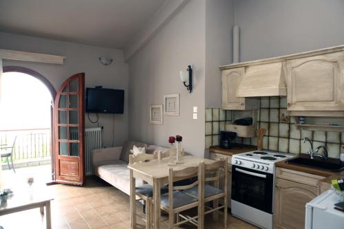 Кухня или мини-кухня в Romilias Apartment
