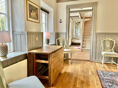Un lugar para sentarse en Sydkustens at Tullnäs Vingård
