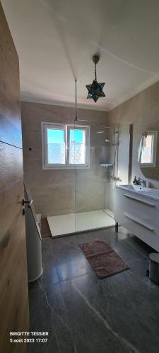 une salle de bain avec un lavabo et une baignoire dans l'établissement Villa Ange Azur 2, à Villeneuve-Loubet